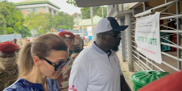 Référendum : le Président Mamadi Doumbouya accomplit son devoir civique à Boulbinet