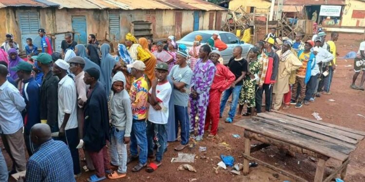 Référendum constitutionnel : forte mobilisation des électeurs à Linsen et Kolontin (Kindia)