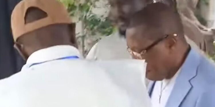 Référendum constitutionnel : l’ancien président Moussa Dadis Camara a accompli son devoir civique au Maroc