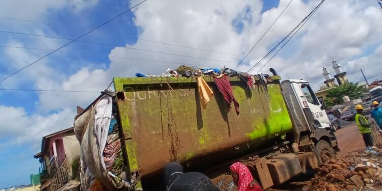 Gestion des ordures à Conakry: « les camions et tricycles font partie du problème », constat 
