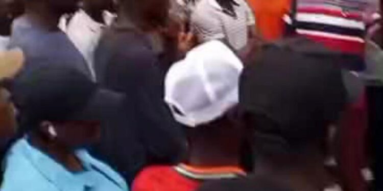 Kamsar : des agents des bureaux de vote réclament leurs primes dans la rue