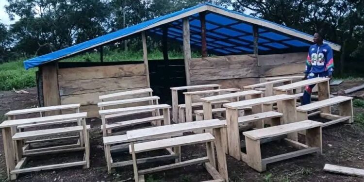 Faranah: 2 hangars de fortune pour offrir une école à 150 enfants oubliés (constat)