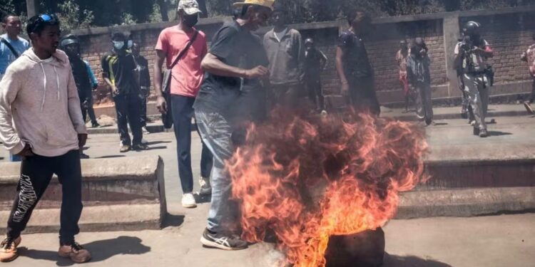 Madagascar : au moins 22 morts dans des manifestations, le président limoge le gouvernement