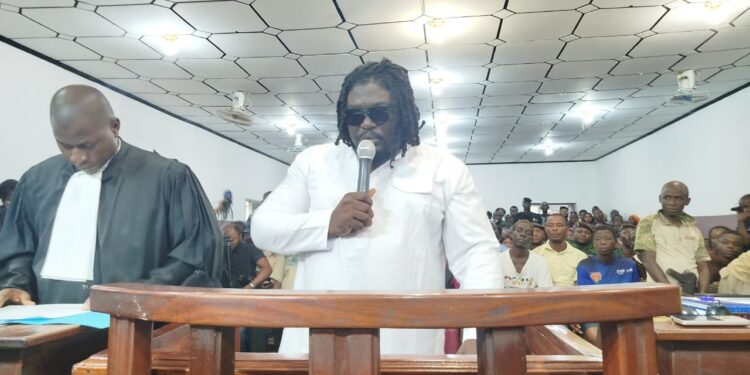 Procès de Singleton à Coyah : l’artiste plaide coupable et demande pardon