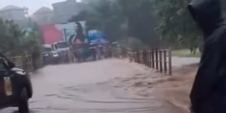 Pluies diluviennes à Conakry: le pont de Kobaya encore submergé