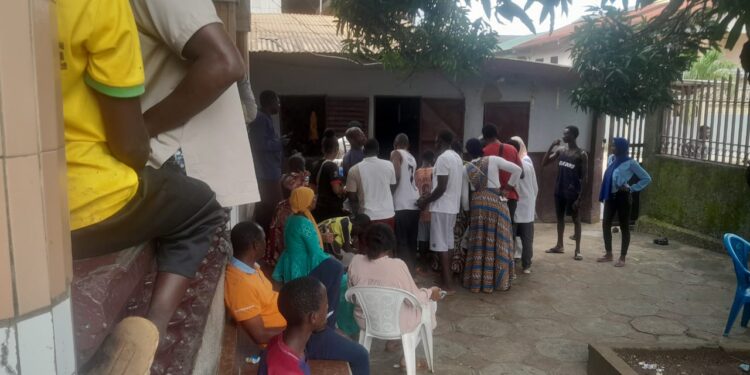 Lambanyi Wombé : la distribution des cartes d’électeurs se poursuit, entre espoir et frustration