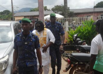 Coyah : l’artiste Singleton fait son entrée au tribunal sous haute surveillance