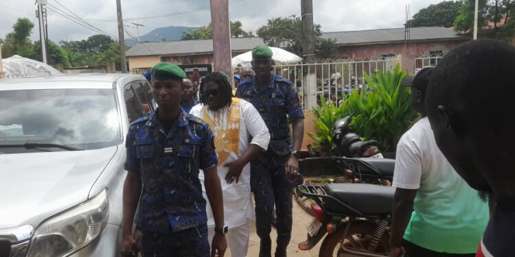 Coyah : l’artiste Singleton fait son entrée au tribunal sous haute surveillance