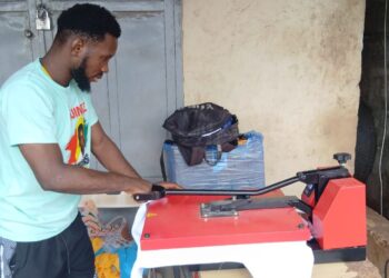 Fête de l’indépendance en Guinée : ce 2 octobre, des milliers de t-shirts en production encore 