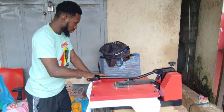 Fête de l’indépendance en Guinée : ce 2 octobre, des milliers de t-shirts en production encore 