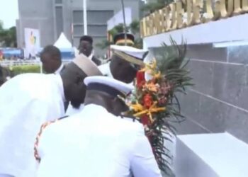 Indépendance de la Guinée: le Général Doumbouya dépose une gerbe de fleurs, à la Place des Martyrs