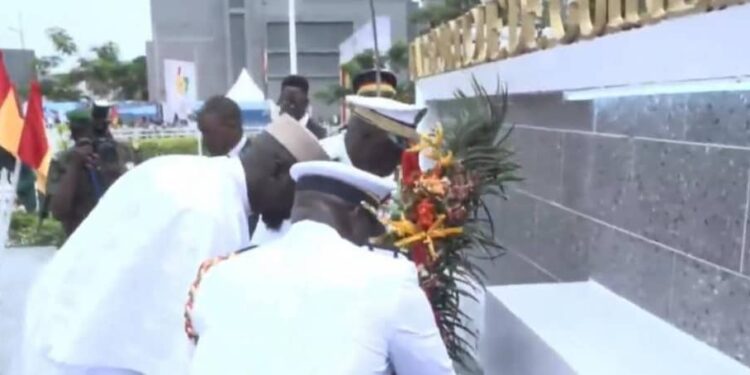 Indépendance de la Guinée: le Général Doumbouya dépose une gerbe de fleurs, à la Place des Martyrs