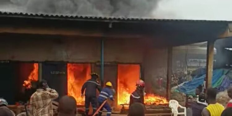 Kamsar : un incendie ravage un magasin de matériel au port