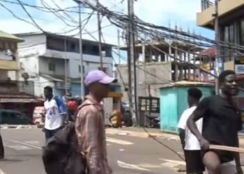 Kaporo-Cité : des jeunes manifestent contre le danger des fils électriques abandonnés au sol