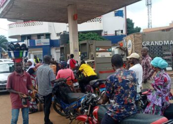 Crise de carburant à Siguiri : files d’attente interminables dans les stations-service