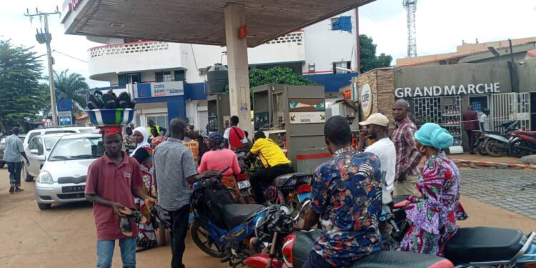 Crise de carburant à Siguiri : files d’attente interminables dans les stations-service