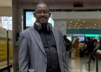 Après plusieurs semaines de soins en Tunisie, le journaliste Daouda Bah de retour à Conakry