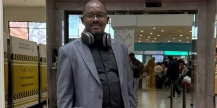 Après plusieurs semaines de soins en Tunisie, le journaliste Daouda Bah de retour à Conakry