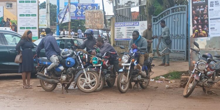 Pénurie d’essence: les tarifs des transports s’envolent à Conakry