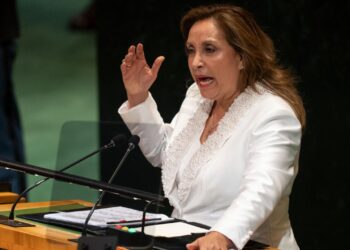 Pérou : la présidente de la république destituée par le parlement