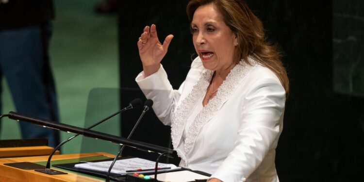 Pérou : la présidente de la république destituée par le parlement