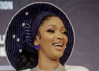 Côte d’Ivoire : Djely Kaba Bintou sacrée Meilleure Artiste de l’Afrique de l’Ouest aux PRIMUD 2025