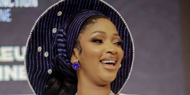 Côte d’Ivoire : Djely Kaba Bintou sacrée Meilleure Artiste de l’Afrique de l’Ouest aux PRIMUD 2025