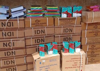 Komodou: Dr Moussa Konaté soutient l’éducation rurale avec une nouvelle distribution de kits scolaires