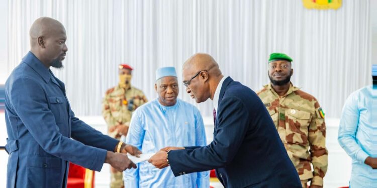 Diplomatie: 16 ambassadeurs présentent leurs lettres de créance au Général Doumbouya