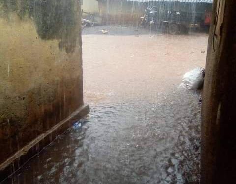 Boké : un adolescent emporté par les eaux de ruissellement à Yomboya