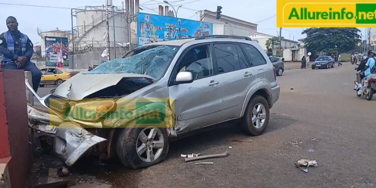 Grave accident sur la Transversale T3 : une voiture conduite par un femme enceinte percute violemment l’aménagement du rond-point à la Tannerie