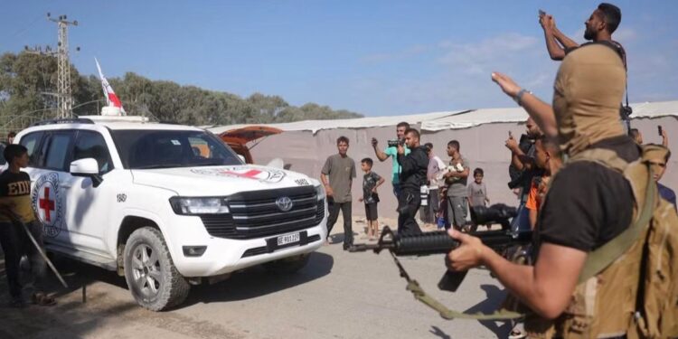 Gaza : les 13 derniers otages israéliens remis par le Hamas à la Croix-Rouge