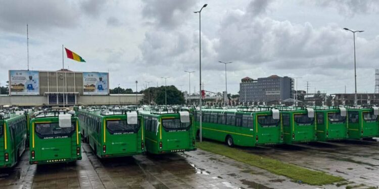 Transport: pourquoi les 50 bus réceptionnés ne circulent toujours pas?