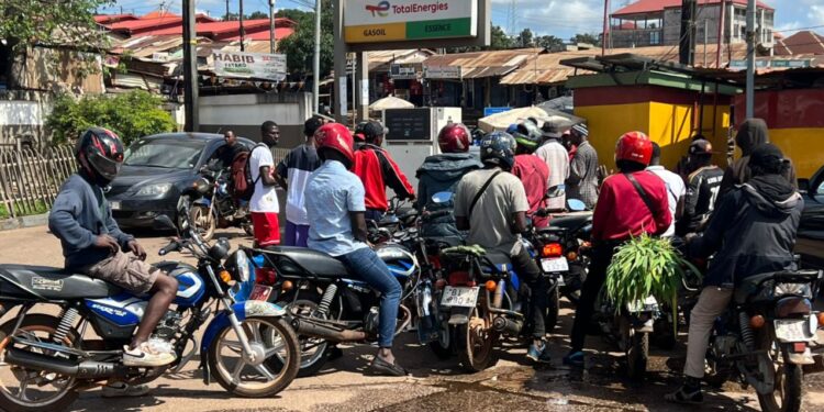 Pénurie de carburant : « un simple retard dans la distribution » selon un agent de station