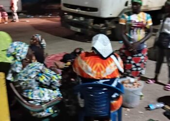 Conakry : Des femmes bloquent 4 camions au port pour protester contre la vente illégale du poisson
