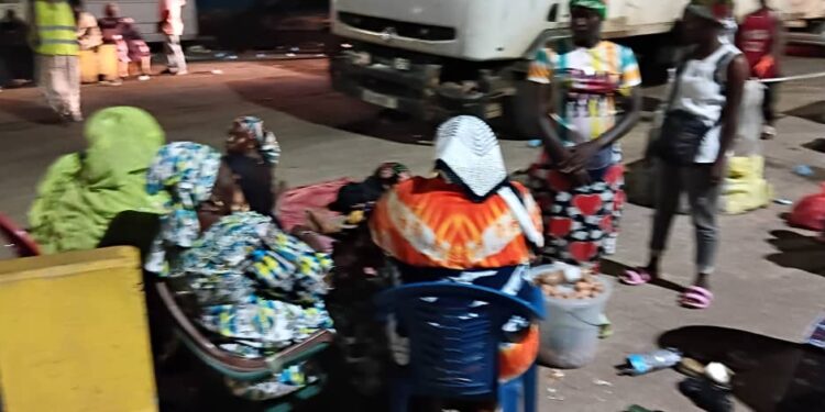 Conakry : Des femmes bloquent 4 camions au port pour protester contre la vente illégale du poisson