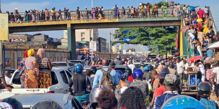 Conakry : des femmes bloquent la circulation à Madina Avaria pour exiger la candidature du Président Mamadi Doumbouya