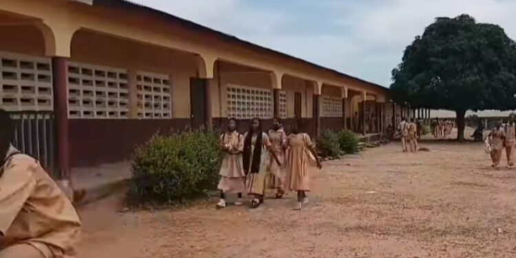 Banankoro : le superviseur du Lycée-Collège Sékouba Konaté suspendu pour arnaque