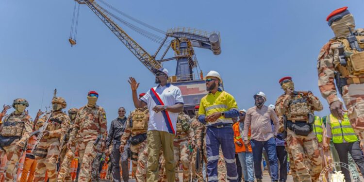 Simandou 2040: le Général Doumbouya reçoit officiellement le Programme de Développement Socio-Économique Durable, le 28 octobre