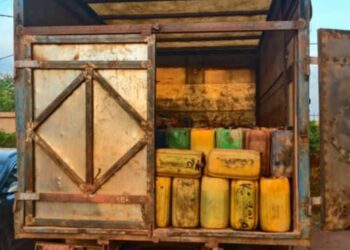 Siguiri : un camion transportant 250 bidons de gasoil saisi par la police