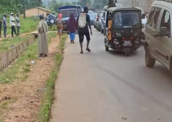 Un élève tué dans un accident à Gbinkilin : la population en colère bloque la route Coyah–Kindia