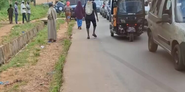 Un élève tué dans un accident à Gbinkilin : la population en colère bloque la route Coyah–Kindia