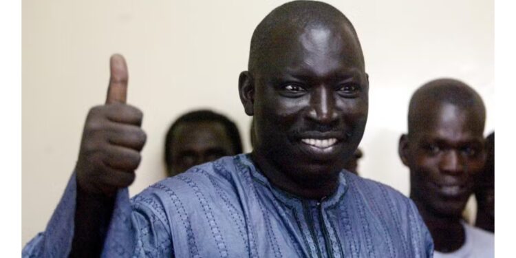 Un patron de presse sénégalais visé par un mandat d’arrêt interpellé en France, puis libéré