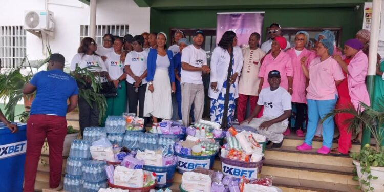 Humanitaire : 1XBET offre des paniers composés de kits sanitaires et alimentaires aux mamans dans plusieurs maternités de Conakry à l’occasion de la semaine de l’indépendance.
