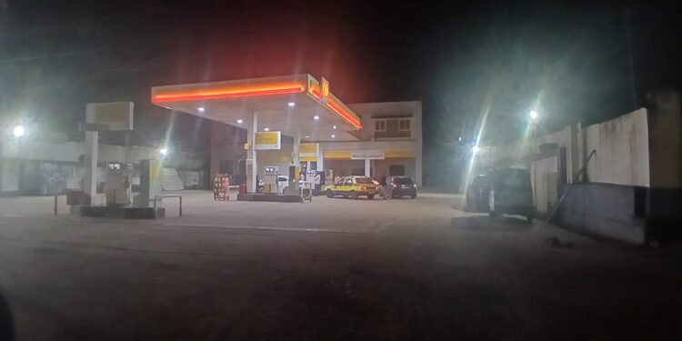 Grève des conducteurs de camions : « aucun transport de carburant la nuit », confirme un gérant de station à Cosa