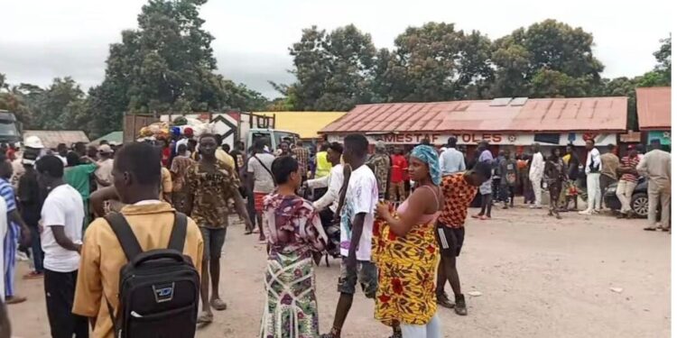 Des jeunes de Koubia bloquent la circulation pour réclamer le rétablissement de l’électricité