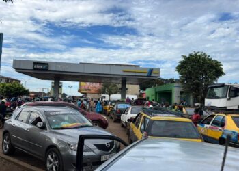 Crise de carburant à Conakry : une seule station en service sur l’axe, la population à bout