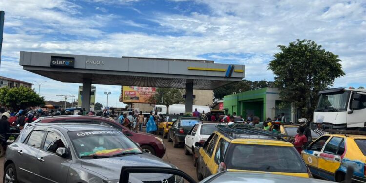 Crise de carburant à Conakry : une seule station en service sur l’axe, la population à bout