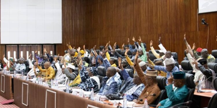 PLFR 2025 : les dépenses de l’État révisées à 54 253,26 Mds FG, en hausse de 10 784,18 Mds FG