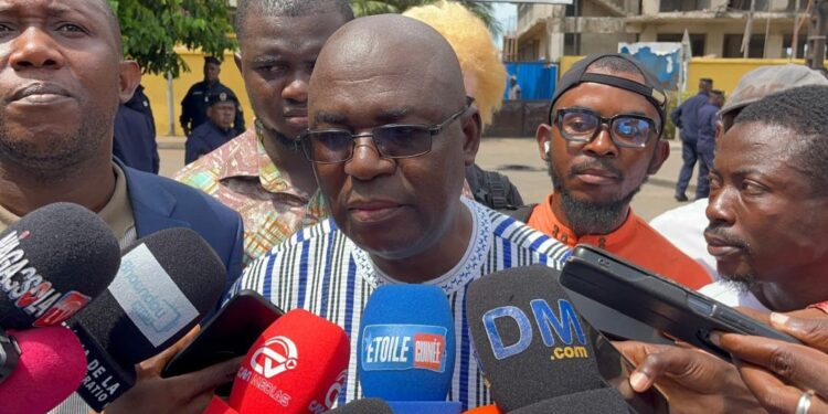 Présidentielle 2025 : Faya Millimouno dépose son dossier de candidature à la Cour suprême